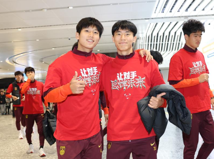 元游棋牌登录入口-U23国足回国身穿特制T恤，泰山队两将归队时间确定，克雷桑回来了